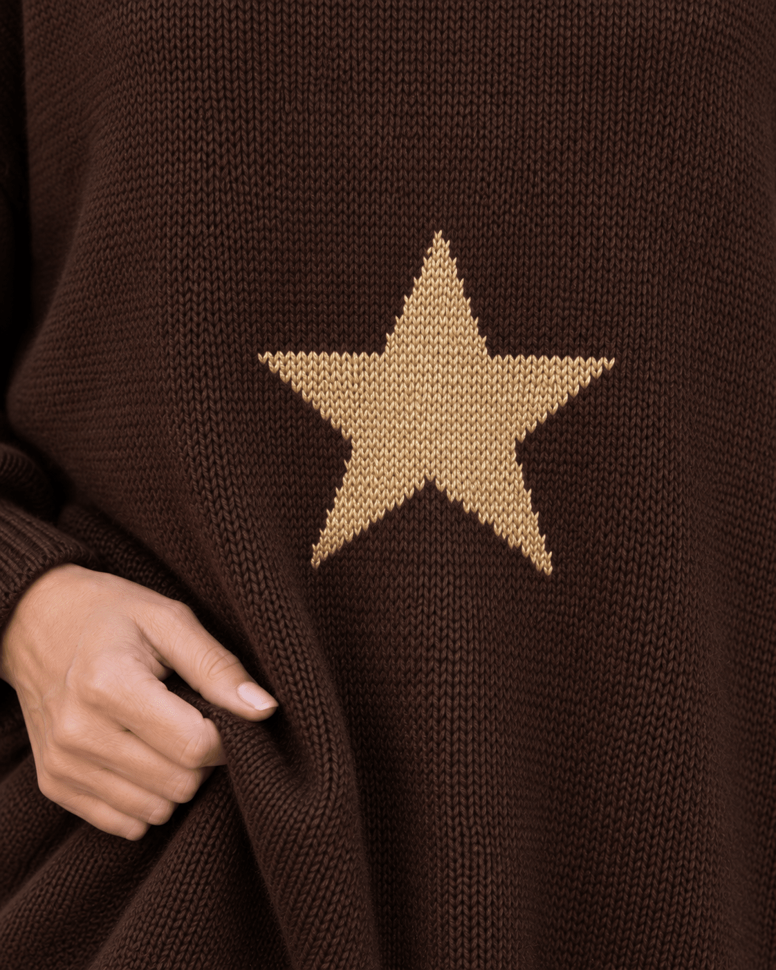 Gros plan sur la maille chocolat et l’étoile dorée du hoodie Stella