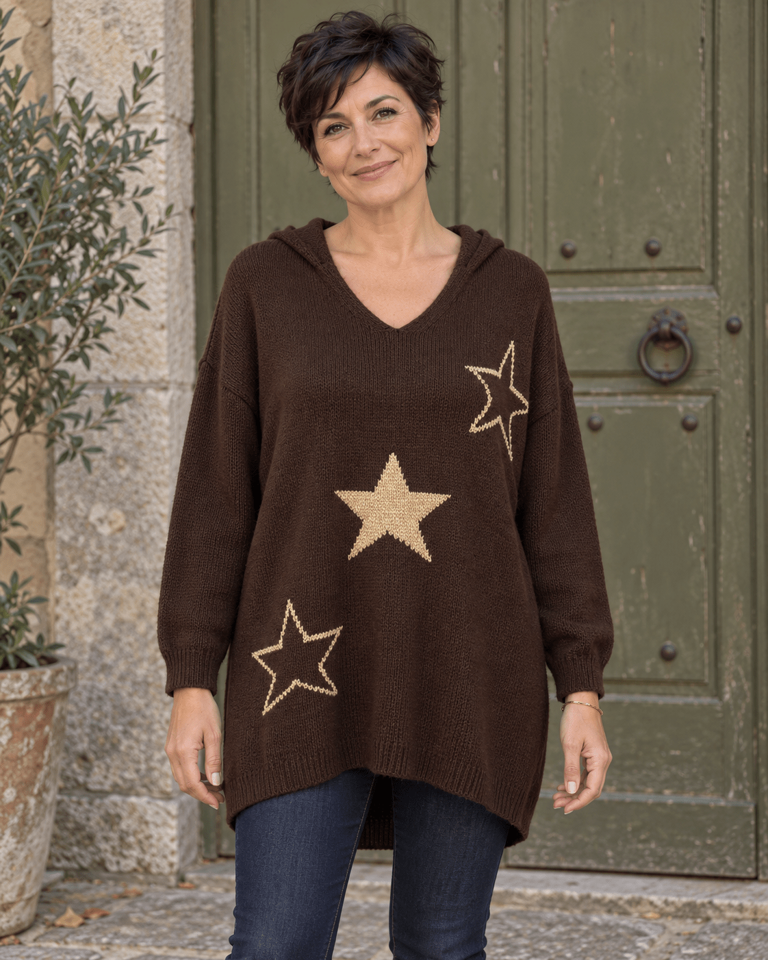 Hoodie Stella chocolat porté de face, trois étoiles dorées et coupe longue
