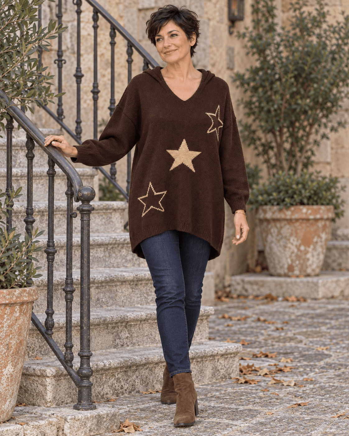 Hoodie Stella chocolat porté avec un jean indigo et des bottines marron, silhouette entière