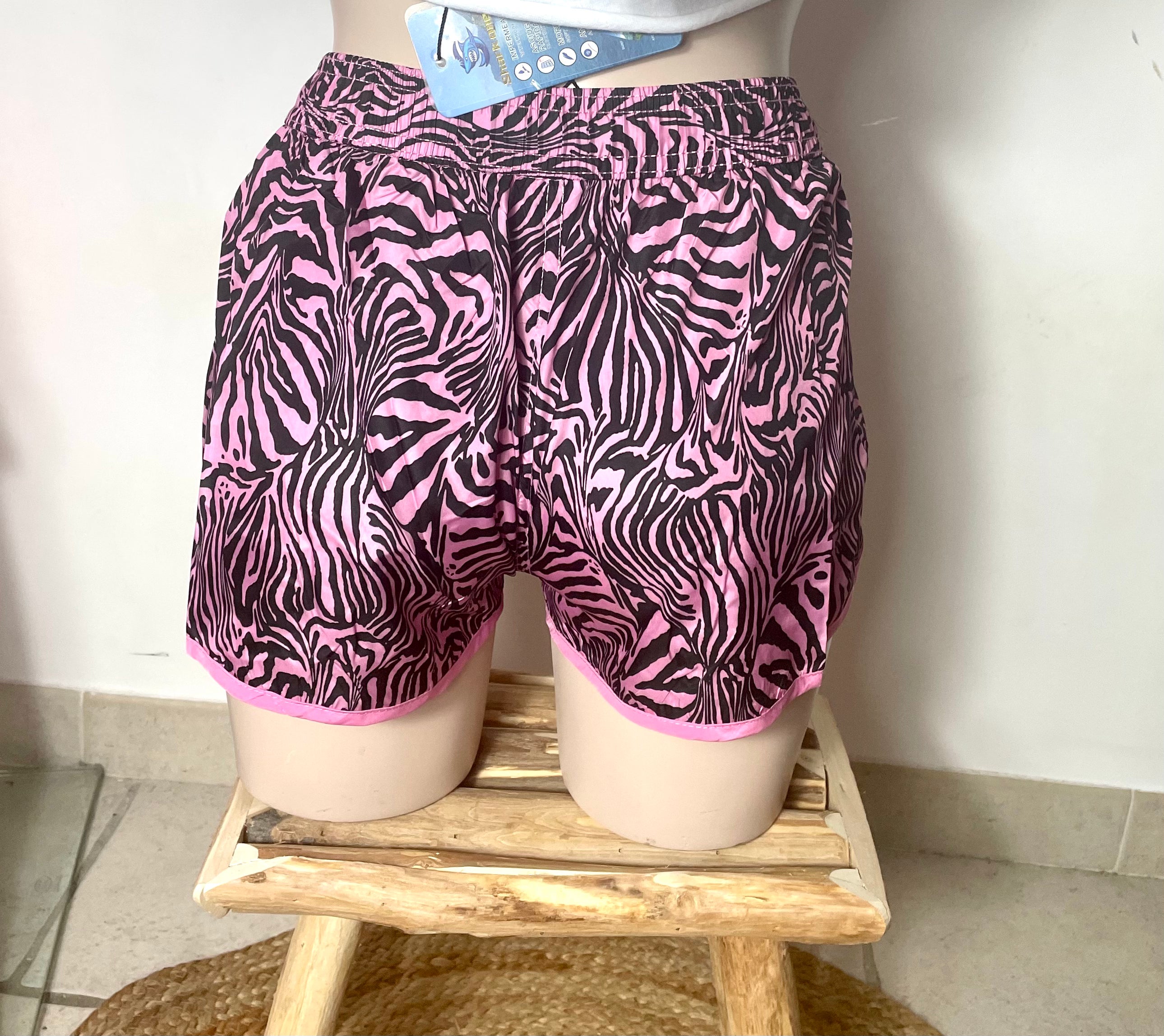 Short de Plage Fluo Motif Zèbre – Osez le Style Sauvage !