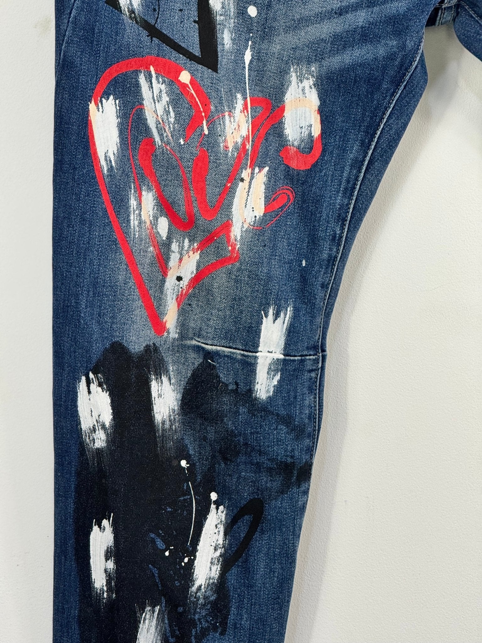 Détail réel des cœurs et strass du jean Amore S.Woman