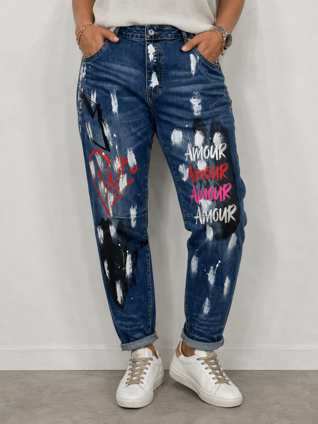 Jean Amore S.Woman en denim bleu avec motifs cœur, peinture et inscriptions Amour, vue portée de face avec baskets blanches