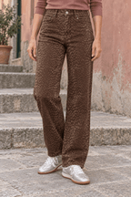 Jean Bambi brun à motif faon, taille haute et jambes larges, porté avec les baskets Silver