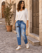 Femme portant le jean Brera S.Woman boyfriend à motifs et strass dans une ruelle italienne en pierre