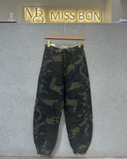 Photo réelle du jean Charlie camouflage sur cintre, coupe ample et bas de jambes élastiqués