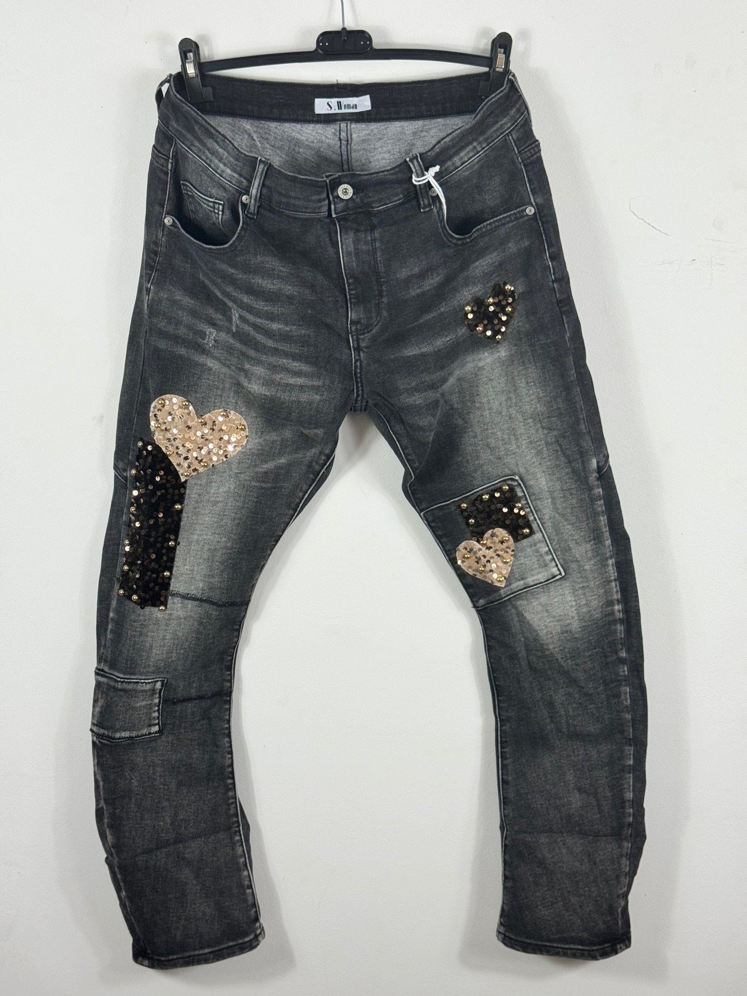 Jean Chiara S.Woman noir délavé sur cintre, vue réelle de face avec cœurs en sequins