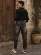 Dos du jean Chiara S.Woman noir délavé porté par Sofia, coupe décontractée et poches arrière
