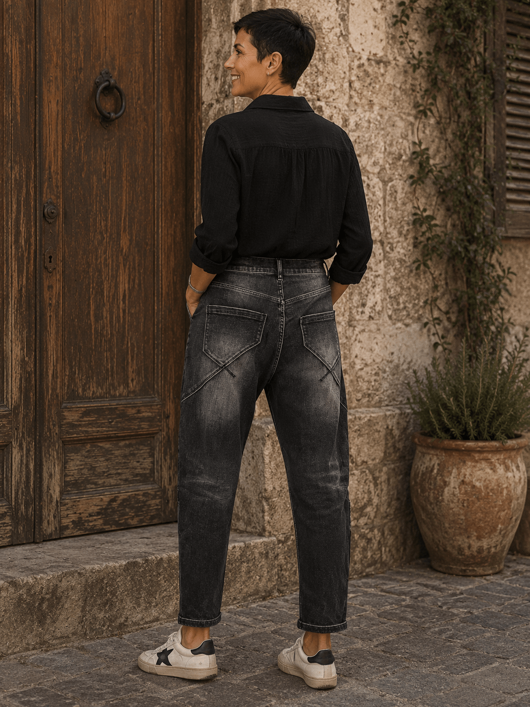 Dos du jean Chiara S.Woman noir délavé porté par Sofia, coupe décontractée et poches arrière