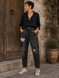 Jean Chiara S.Woman noir à cœurs sequins porté par Sofia avec chemise noire et baskets
