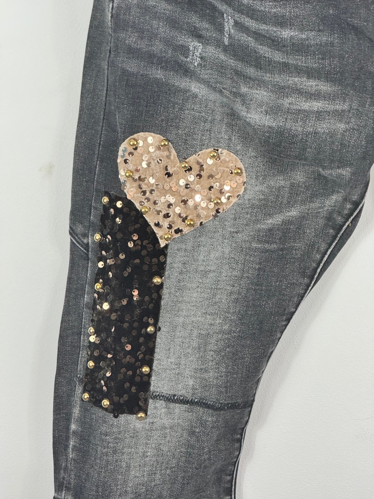 Détail réel du jean Chiara S.Woman avec grands cœurs en sequins noirs et dorés