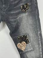 Détail réel de la poche du jean Chiara S.Woman décorée de sequins noirs et d’un cœur doré