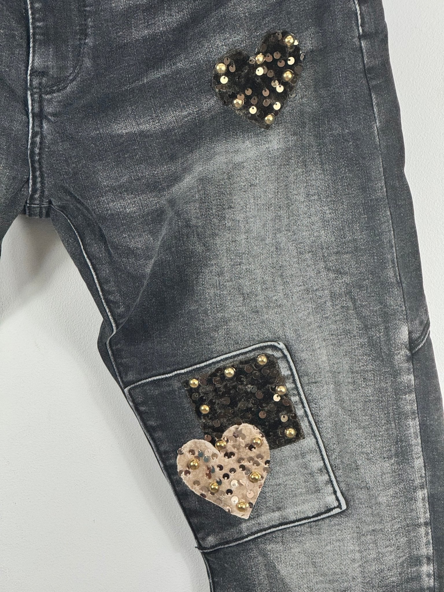 Détail réel de la poche du jean Chiara S.Woman décorée de sequins noirs et d’un cœur doré