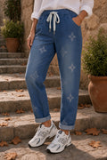 Jean Fiore femme en denim délavé à motifs floraux porté de face