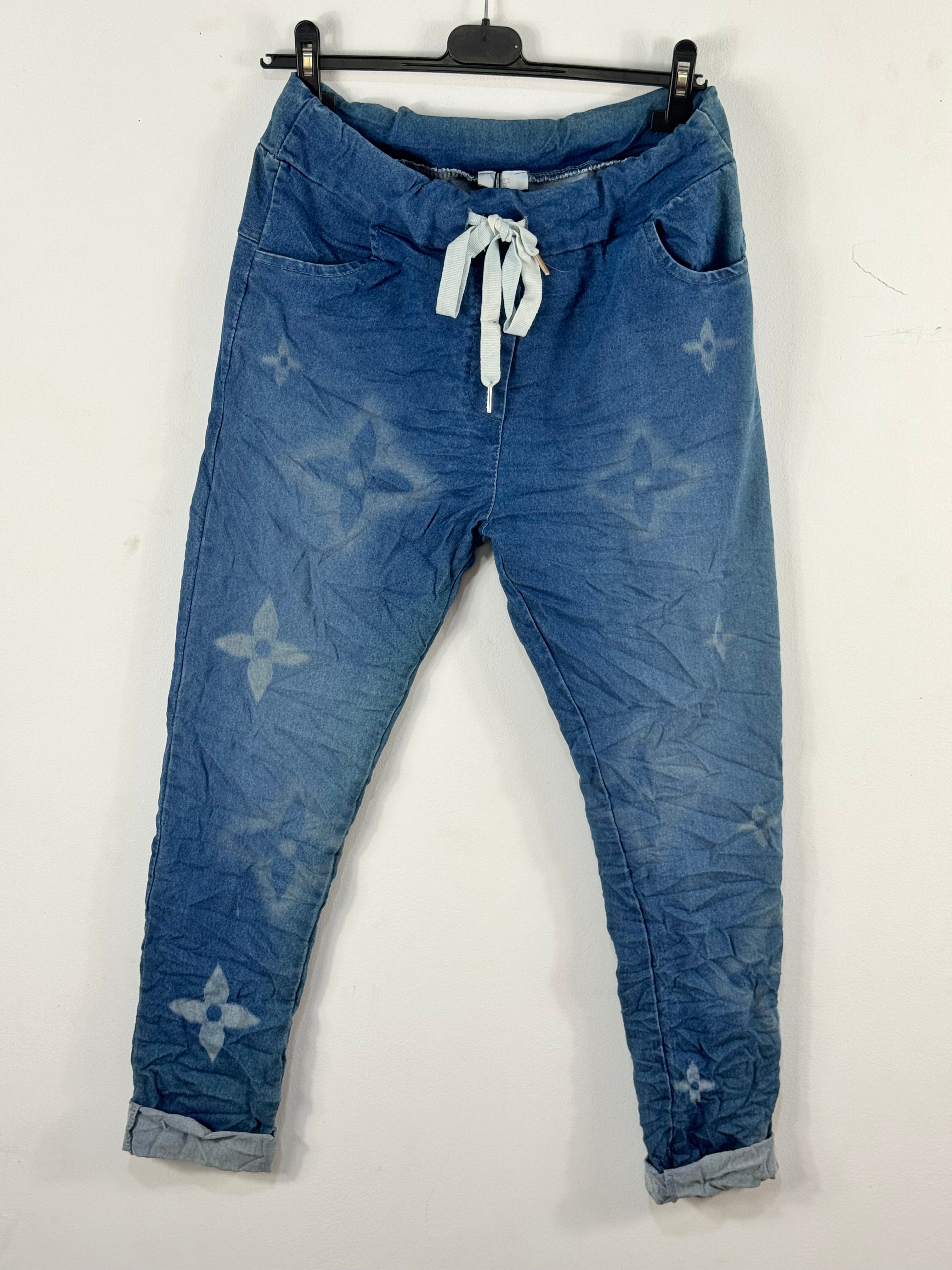 Jean Fiore en denim bleu délavé, vue de face avec taille élastiquée et cordon