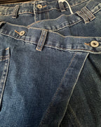 Détail réel du jean-jupe Alessia S.Woman, boutons métalliques, ceinture et panneau portefeuille