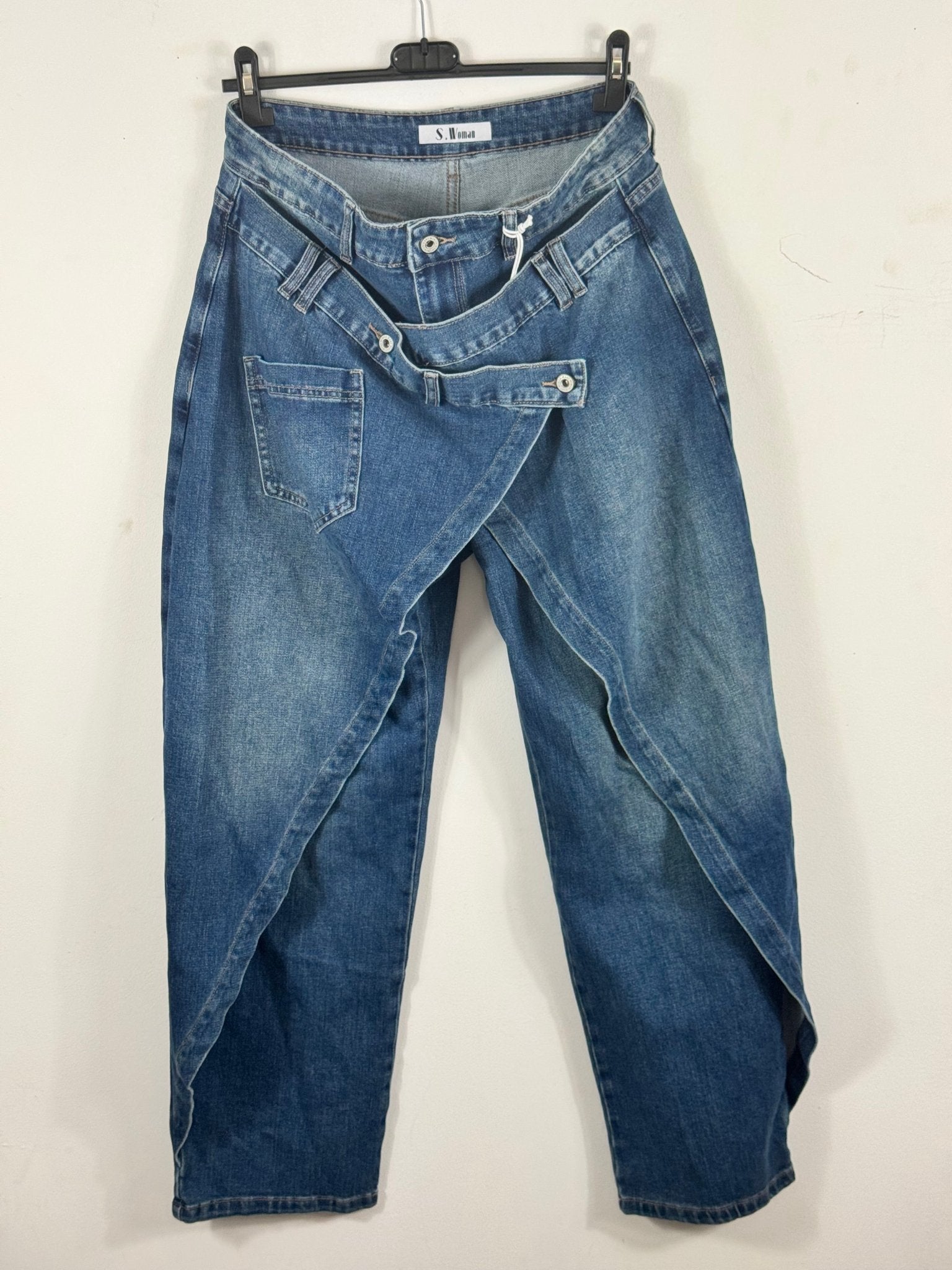 Jean-jupe Alessia S.Woman en denim bleu sur cintre, vue réelle de face et panneau portefeuille