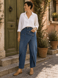 Jean-jupe Alessia S.Woman porté par Sofia, panneau portefeuille asymétrique et chemise blanche
