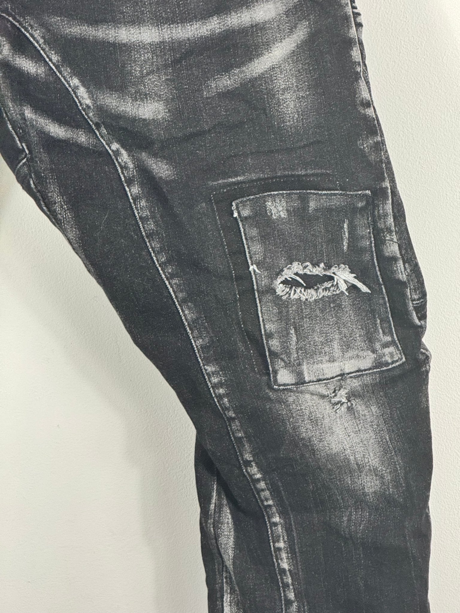 Détail réel de la poche cargo et des effets usés du jean Milano S.Woman noir