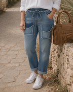 Jog-jean Torino bleu porté, détail de la taille élastiquée et des grandes poches brutes