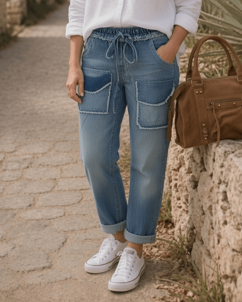 Jog-jean Torino bleu porté, détail de la taille élastiquée et des grandes poches brutes