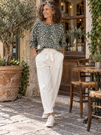Jogging Corin blanc à nœud satin porté avec le sweat Fanny kaki, silhouette entière. 