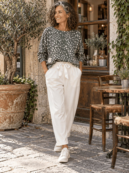Jogging Corin blanc à nœud satin porté avec le sweat Fanny kaki, silhouette entière. 