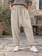 Jogging sarouel Lou beige porté, taille élastiquée, cordon et broderie Vintage ton sur ton.