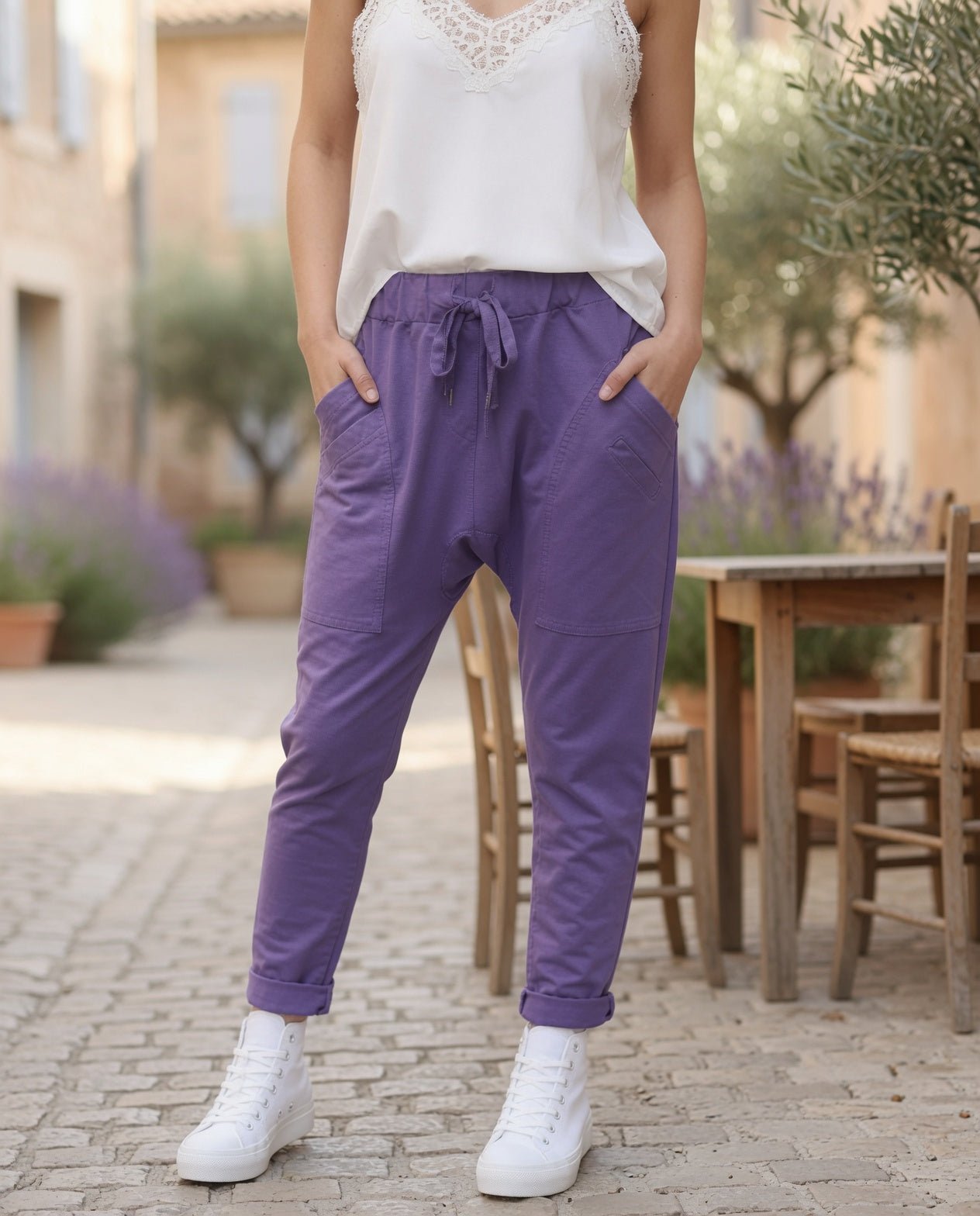 Jogging Maéva violet, coupe cargo et cordon, vue de face
