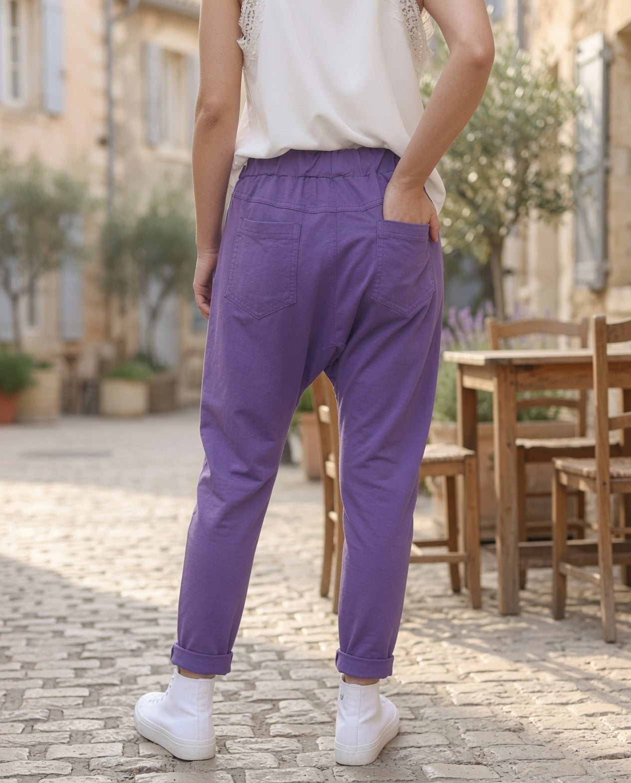 Jogging Maéva violet à poches cargo, vue portée de dos