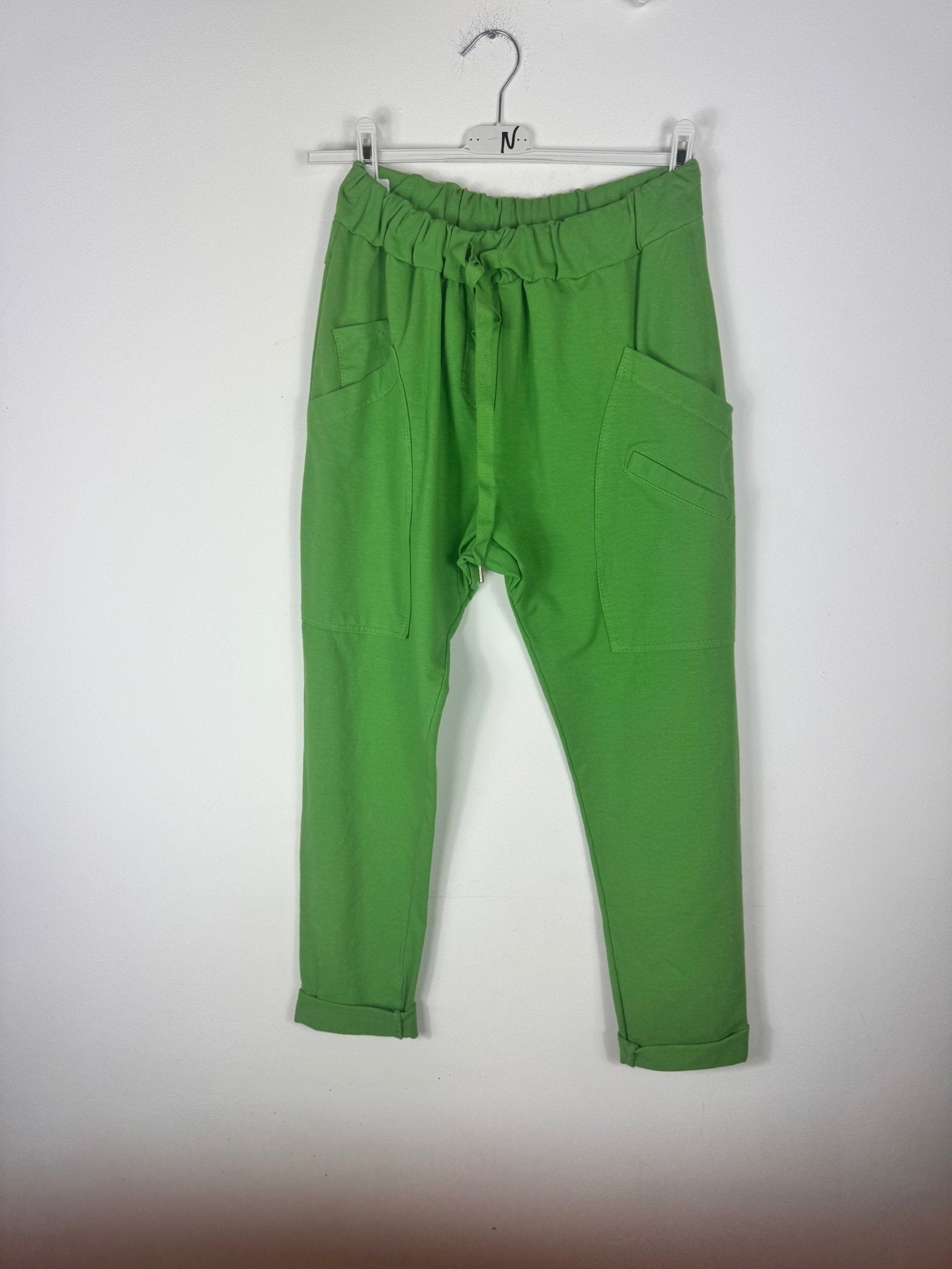 Jogging Maéva vert à poches cargo, vue sur cintre