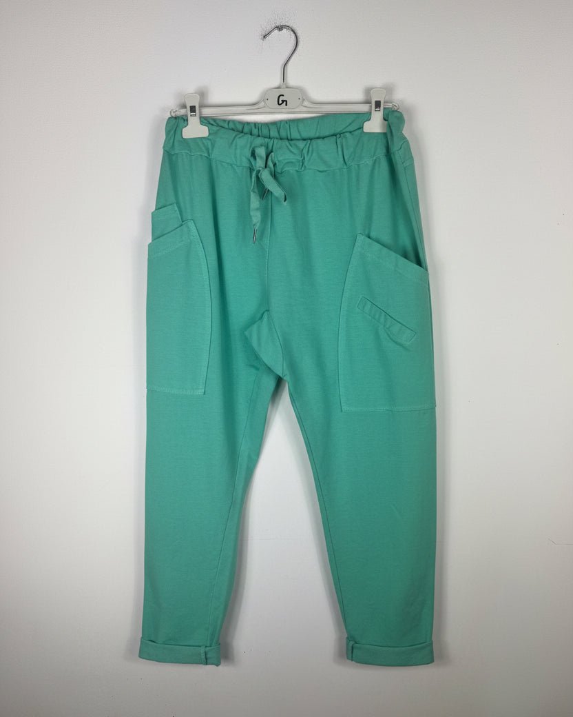 Jogging femme couleur emeraude, vue de face sur cintre