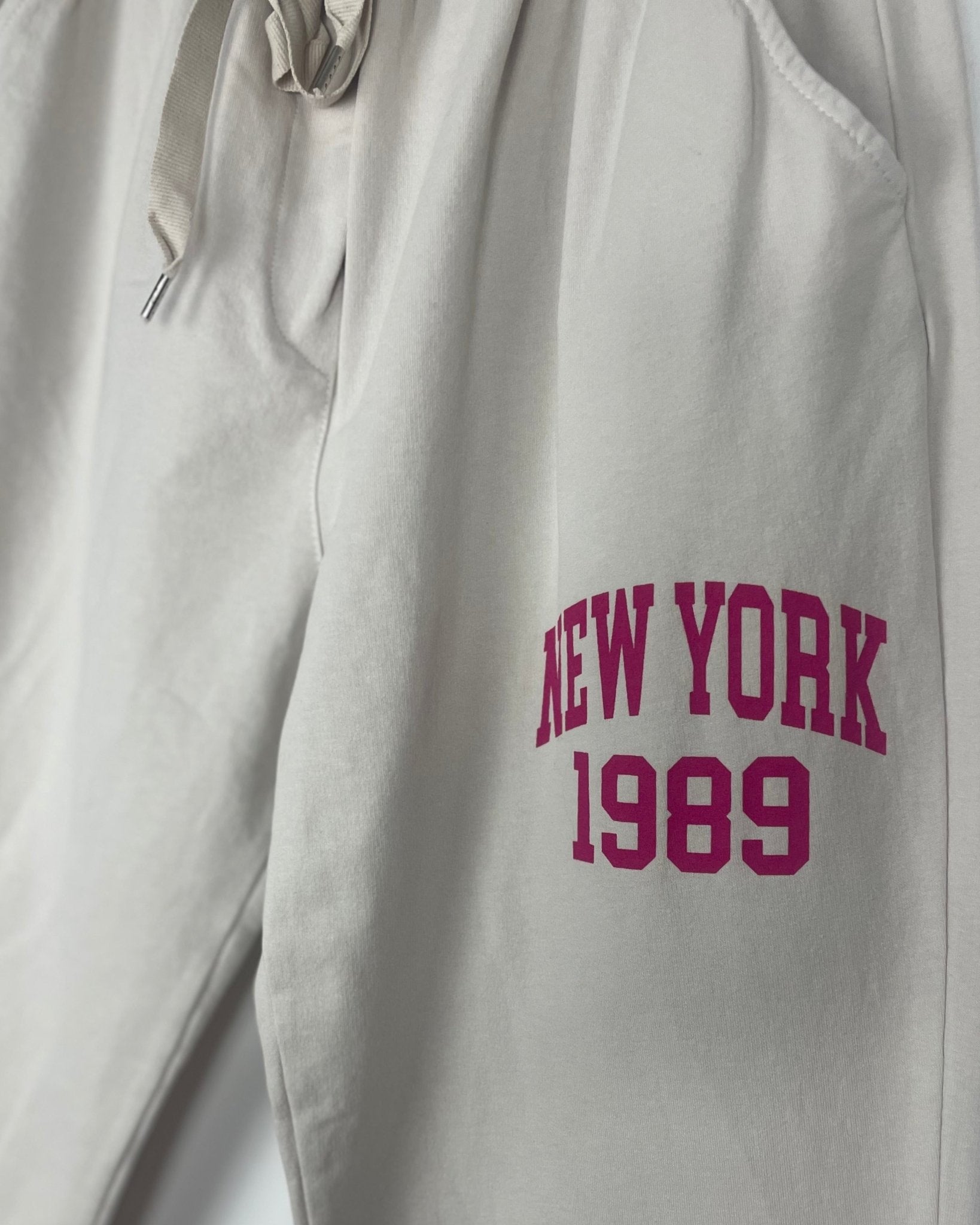 Jogging New York 1989 : détail de l’inscription fuchsia
