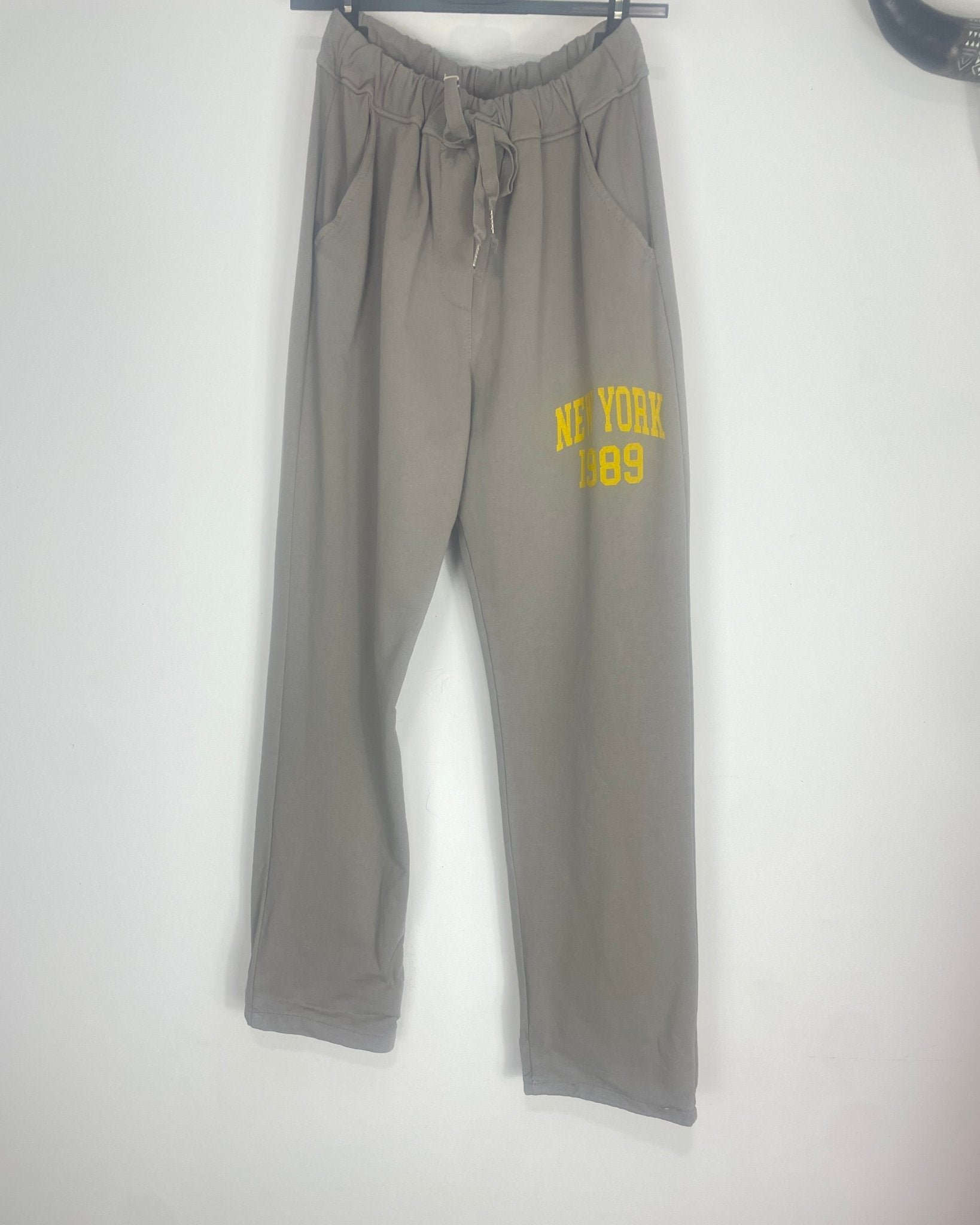 Jogging New York 1989 – Inscription Fuchsia – Jambe Droite – Made in Italy – 36 - 44 - Mam’s Ailes