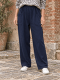 Jogging Nora marine porté de face, grandes poches plaquées et taille élastiquée sans cordon. (Mise en scène IA.)