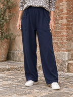 Jogging Nora marine porté de face, grandes poches plaquées et taille élastiquée sans cordon. (Mise en scène IA.)