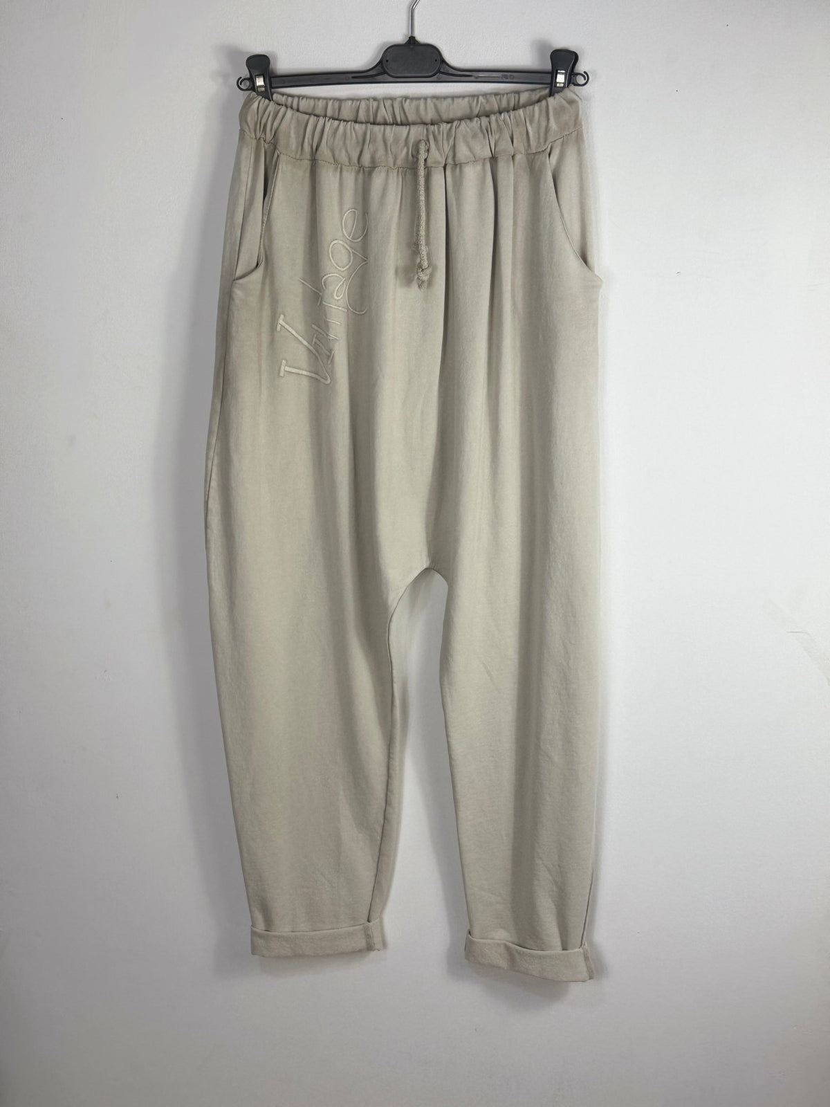 Jogging sarouel Lou beige porté, taille élastiquée, cordon et broderie Vintage ton sur ton. vue sur cintre