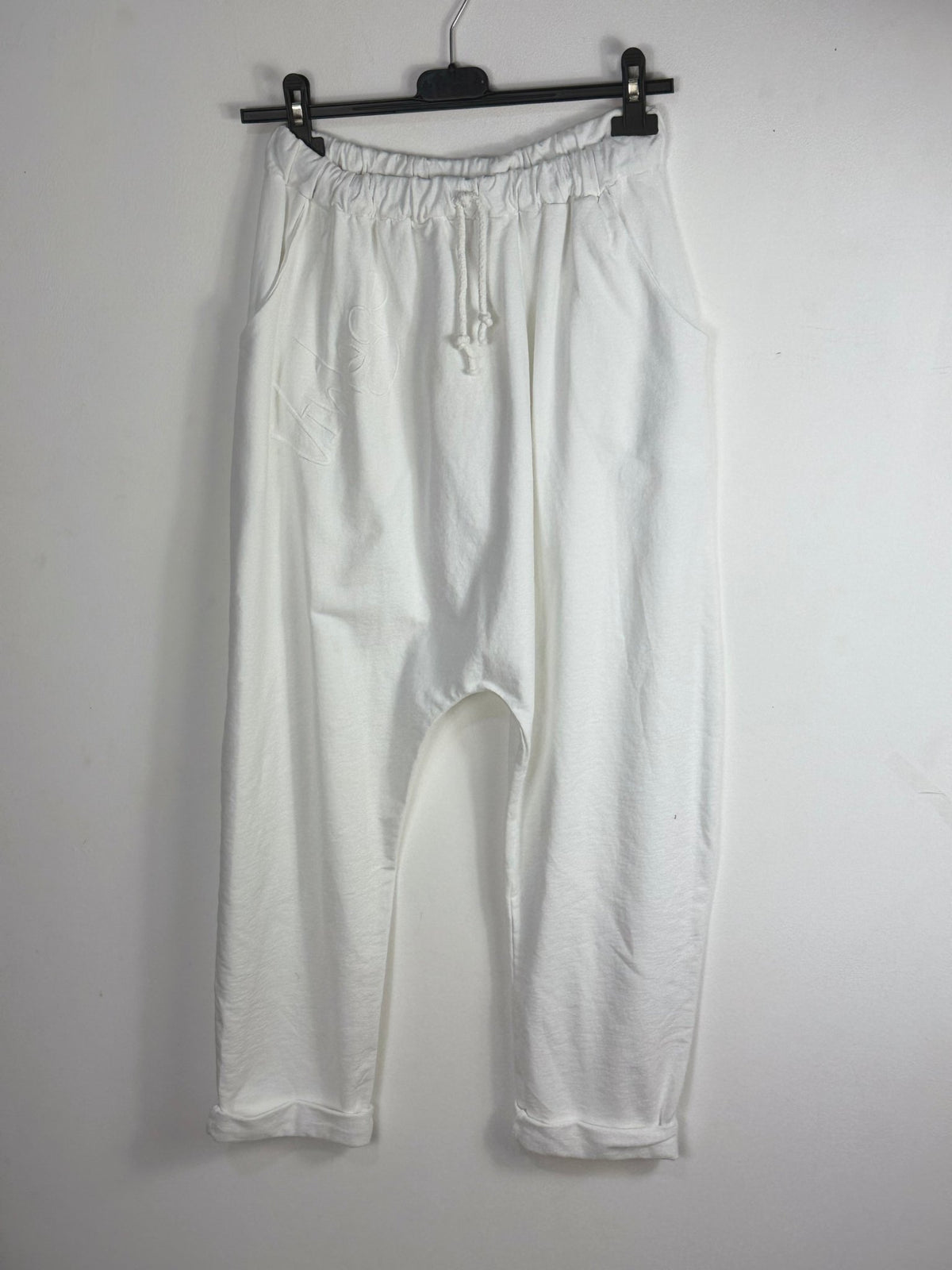 Jogging sarouel Lou blanc, taille élastiquée, cordon et broderie Vintage ton sur ton.