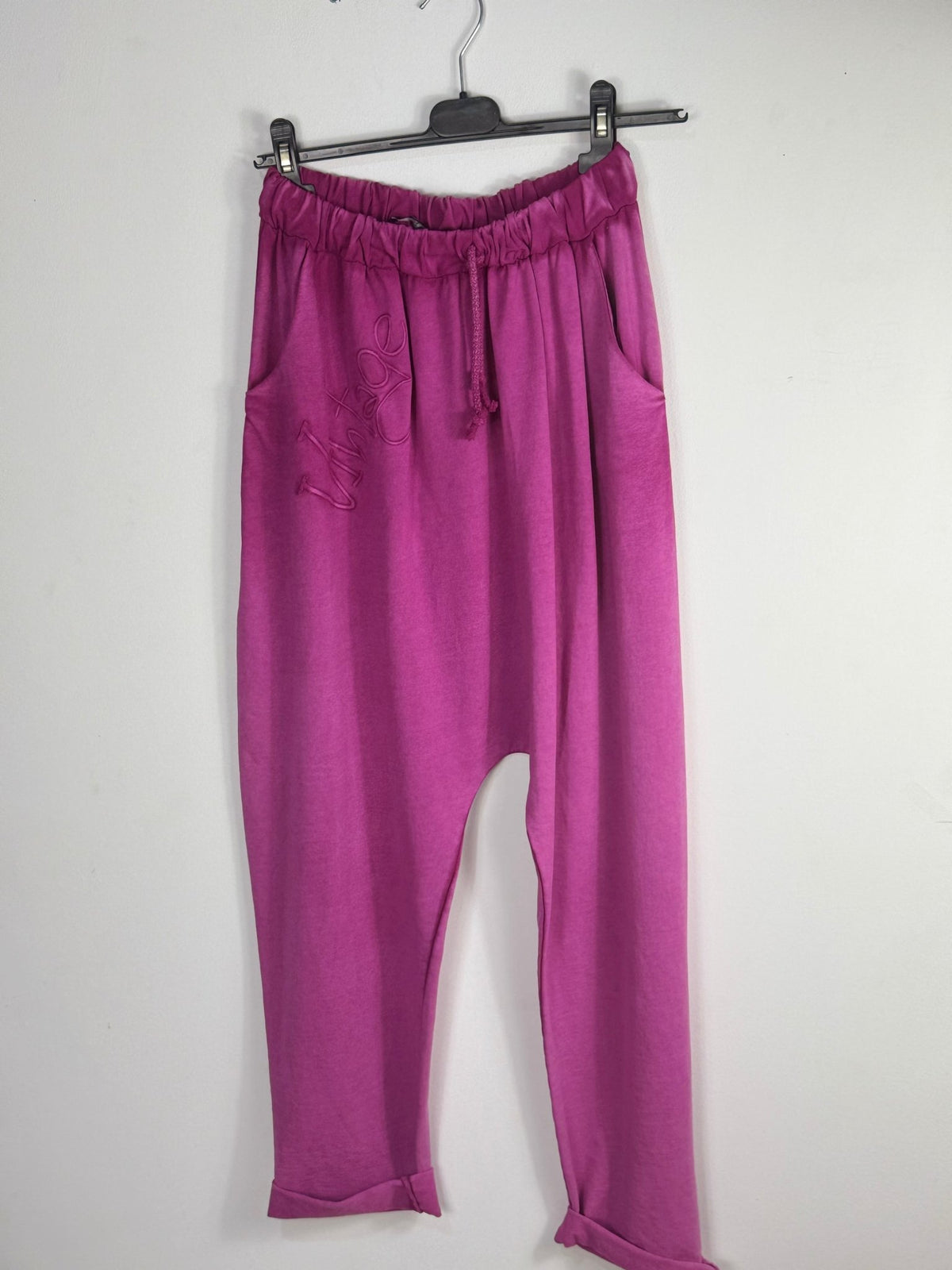 Jogging sarouel Lou prune, taille élastiquée, cordon et broderie Vintage ton sur ton.