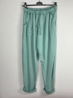 Jogging sarouel Lou vert amande, taille élastiquée, cordon et broderie Vintage ton sur ton.