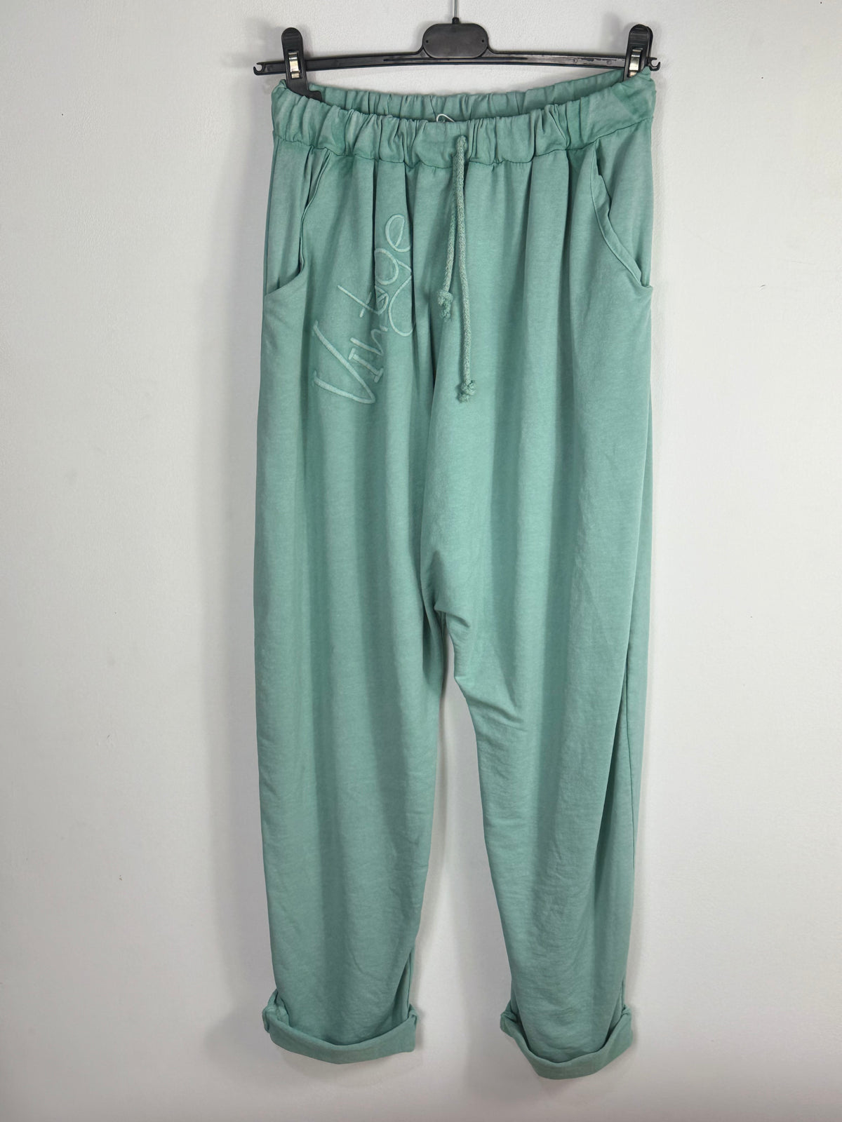 Jogging sarouel Lou vert amande, taille élastiquée, cordon et broderie Vintage ton sur ton.