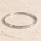 Bracelet jonc Belle-mère en or – Acier inoxydable argenté sur pierre claire, vue du bijou retouchée.
