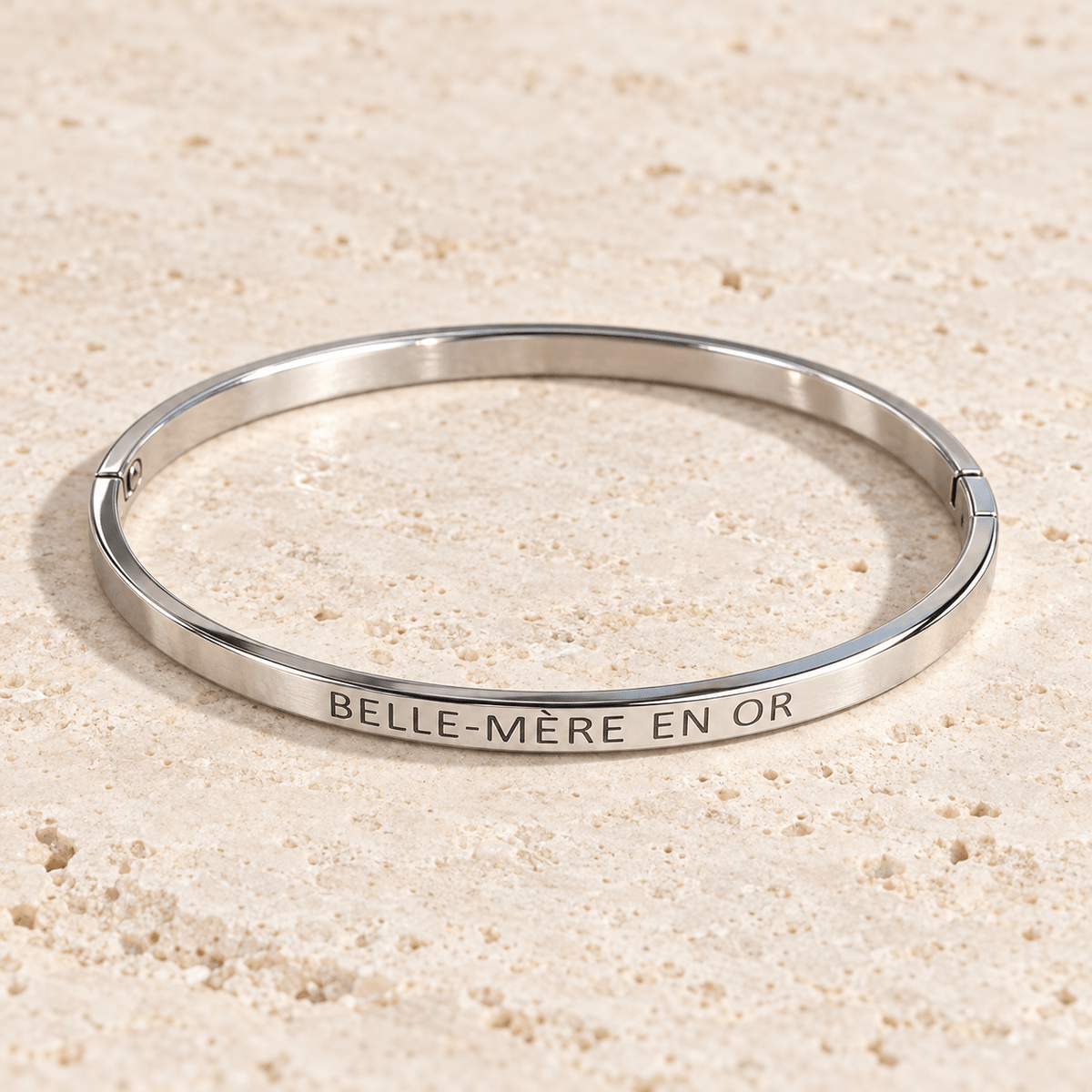 Bracelet jonc Belle-mère en or – Acier inoxydable argenté sur pierre claire, vue du bijou retouchée.