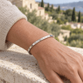 Bracelet jonc Belle-mère en or – Acier inoxydable argenté porté, vue rapprochée.