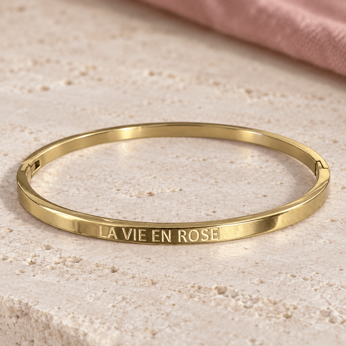 Bracelet jonc La vie en rose – Acier inoxydable doré sur pierre claire, vue du bijou retouchée.