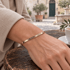 Jonc doré Ma marraine chérie porté au poignet, bande fine de 3 mm.