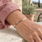 Bracelet jonc Mamie en or – Acier inoxydable doré porté, vue rapprochée.