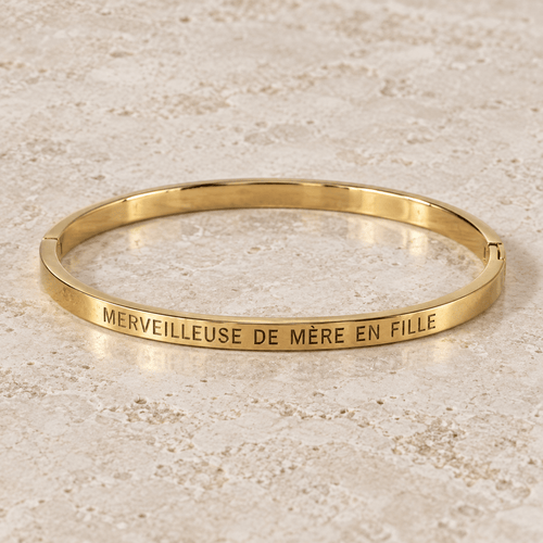 Jonc doré Merveilleuse de mère en fille sur pierre claire, photo retouchée de la gravure.