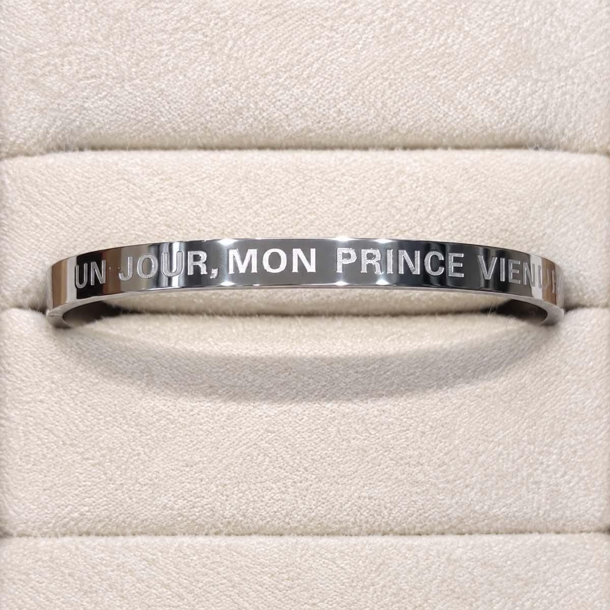 Photo retouchée du jonc Un jour, mon prince viendra sur son coussin ivoire.