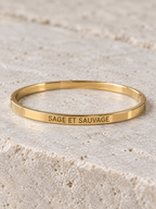 Vue retouchée du jonc doré Sage et sauvage sur pierre claire.