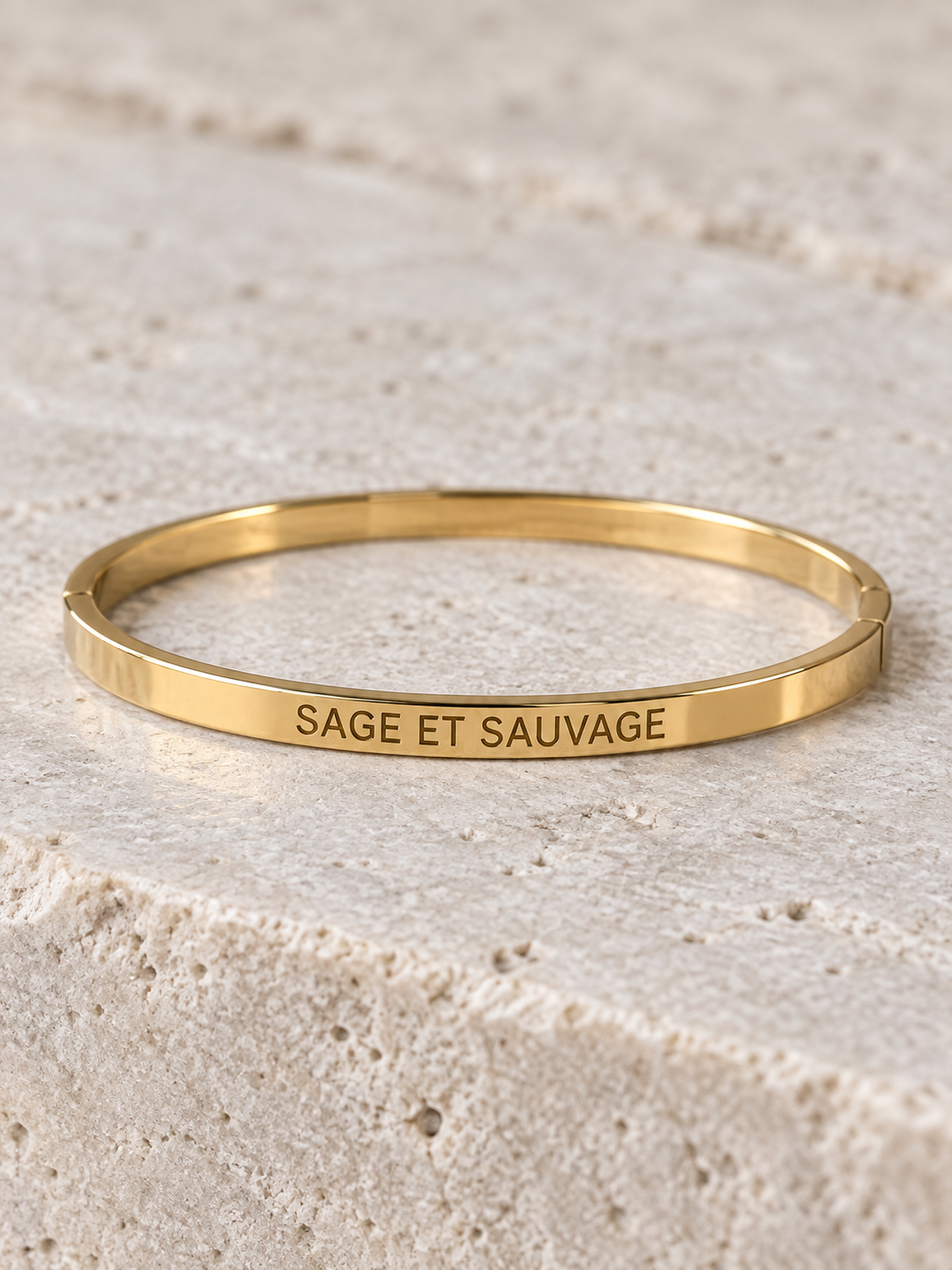 Vue retouchée du jonc doré Sage et sauvage sur pierre claire.